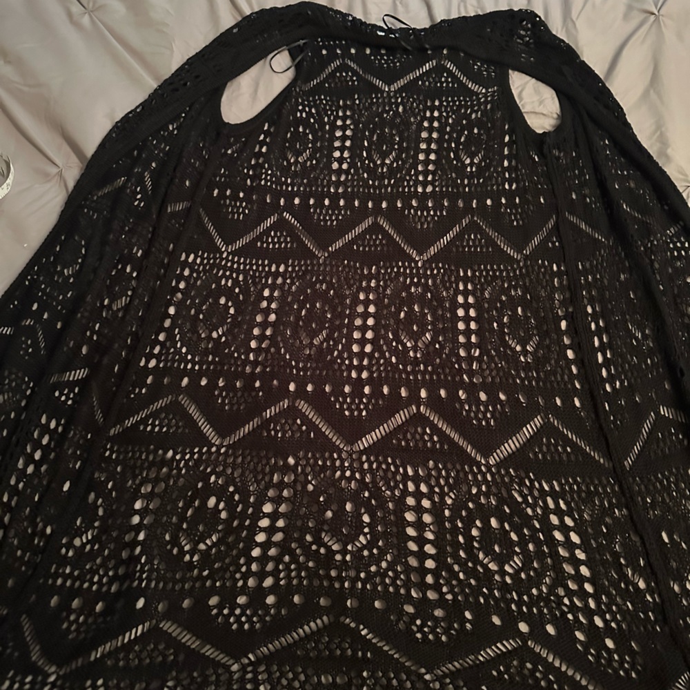 New black sleeveless long cardigan.